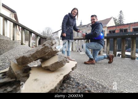 Dekan Jadanic machte seiner Freundin Ana Krznarevic am 9. Januar 2021 in den Ruinen einen Heiratsantrag vor dem Gesundheitszentrum in Petrinja, Kroatien. Sie trafen sich vor vier Jahren im Laden, wo sie arbeitete, an ihrem Geburtstag. Sie haben ein paar Monate später eine Beziehung begonnen und sind seitdem unzertrennlich. Dean arbeitet seit dreizehn Jahren als Medizintechniker am Petrinja Health Center, und nach dem letzten Erdbeben am 29. Dezember zog er sich kaum den Kopf raus. Jetzt helfen beide freiwillig den Opfern des Erdbebens, so dass sie selten einen sehen Stockfoto