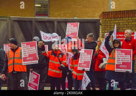 London, Großbritannien. 30.. November 2022 Streikposten vor dem Zustellungsbüro Royal Mail Islington, da die Communication Workers Union (CWU) ihre Streikaktion über die Lohn- und Beschäftigungsbedingungen fortsetzt. Stockfoto