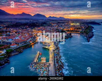 Luftaufnahme von Llanes bei Sonnenuntergang in Asturien, Spanien. Stockfoto