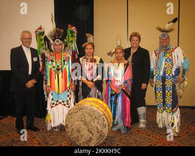 Las Vegas, Nevada , 19. September 2011 im Rahmen der Tribal Preparedness Conference der Region IX verbrachten mehr als fünfzig souveräne Stammesführer und Staatsbeamte aus Nevada, Arizona und Kalifornien zwei intensive Tage mit dem Austausch bewährter Verfahren und der Ermittlung von Problembereichen. FEMA Region IX Administrator Nancy ward wird von Farley Howell, Regional National Preparedness Director, begleitet. Fotos zu Katastrophen- und Notfallmanagementprogrammen, Aktivitäten und Beamten Stockfoto