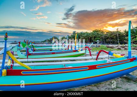 Traditionelle Outrigger Jukung Fischerboote auf Sanur Beach, Bali, Indonesien. Stockfoto