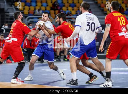 KAIRO, ÄGYPTEN - JANUAR 22: Dmitrii Kiselev (Russland) und Filip Kuzmanovski und Goran Krstevski (Nordmazedonien) während des 27.. IHF-Weltmeisterschaftsspiels der Gruppe IV der Männer zwischen Nordmazedonien und Russland am 22. Januar 2021 in der Sporthalle des Kairo Stadions in Kairo, Ägypten. Foto: Slavko Midzor/PIXSELL Stockfoto