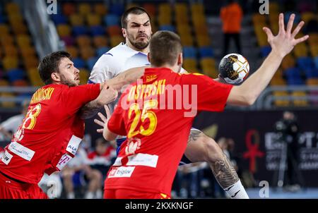 KAIRO, ÄGYPTEN - JANUAR 22: Dmitrii Kiselev (Russland) und Filip Kuzmanovski und Goran Krstevski (Nordmazedonien) während des 27.. IHF-Weltmeisterschaftsspiels der Gruppe IV der Männer zwischen Nordmazedonien und Russland am 22. Januar 2021 in der Sporthalle des Kairo Stadions in Kairo, Ägypten. Foto: Slavko Midzor/PIXSELL Stockfoto