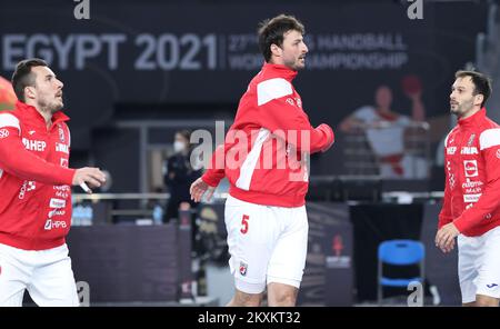 KAIRO, ÄGYPTEN - JANUAR 25: Domagoj Duvnjak aus Kroatien erwärmt sich vor dem 27.. IHF-Spiel der Männer-Weltmeisterschaft Gruppe II zwischen Dänemark und Kroatien in der Kairo Stadion Sports Hall in Kairo, Ägypten am 25. Januar 2021. Foto: Slavko Midzor/PIXSELL Stockfoto