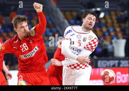 KAIRO, ÄGYPTEN - JANUAR 25: Domagoj Duvnjak aus Kroatien und Lasse Andersson aus Dänemark während des 27.. IHF-Weltmeisterschaftsspiels der Gruppe II zwischen Dänemark und Kroatien in der Kairo Stadion Sports Hall in Kairo, Ägypten, am 25. Januar 2021. Foto: Slavko Midzor/PIXSELL Stockfoto