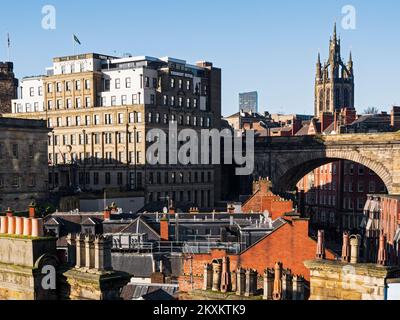 Blick von oben auf Newcastle Upon Tyne, Großbritannien, mit Blick auf das Vermont Hotel und die St. Nicholas Kathedrale Stockfoto