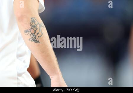 KAIRO, ÄGYPTEN - JANUAR 27: Tattoo auf dem rechten Arm des dänischen Spielers Jacob Holm während des 27.. Finalspiels der IHF-Weltmeisterschaft der Männer zwischen Dänemark und Ägypten in der Kairo Stadion Sports Hall in Kairo, Ägypten am 27. Januar 2021. Foto: Slavko Midzor/PIXSELL Stockfoto