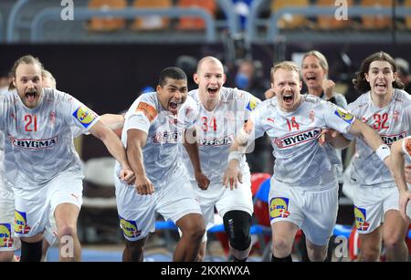 KAIRO, ÄGYPTEN - JANUAR 27: Dänische Spieler feiern den Sieg nach dem 27.. Finale der IHF-Weltmeisterschaft zwischen Dänemark und Ägypten in der Kairo Stadion Sports Hall in Kairo, Ägypten am 27. Januar 2021. Foto: Slavko Midzor/PIXSELL Stockfoto