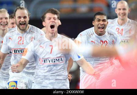 KAIRO, ÄGYPTEN - JANUAR 27: Dänische Spieler feiern den Sieg nach dem 27.. Finale der IHF-Weltmeisterschaft zwischen Dänemark und Ägypten in der Kairo Stadion Sports Hall in Kairo, Ägypten am 27. Januar 2021. Foto: Slavko Midzor/PIXSELL Stockfoto