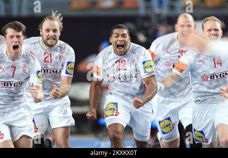 KAIRO, ÄGYPTEN - JANUAR 27: Dänische Spieler feiern den Sieg nach dem 27.. Finale der IHF-Weltmeisterschaft zwischen Dänemark und Ägypten in der Kairo Stadion Sports Hall in Kairo, Ägypten am 27. Januar 2021. Foto: Slavko Midzor/PIXSELL Stockfoto