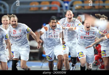 KAIRO, ÄGYPTEN - JANUAR 27: Dänische Spieler feiern den Sieg nach dem 27.. Finale der IHF-Weltmeisterschaft zwischen Dänemark und Ägypten in der Kairo Stadion Sports Hall in Kairo, Ägypten am 27. Januar 2021. Foto: Slavko Midzor/PIXSELL Stockfoto