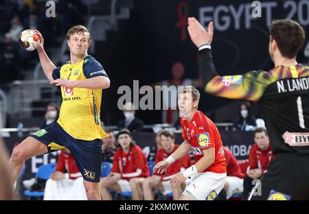 KAIRO, ÄGYPTEN - JANUAR 31: Jonathan Carlsbogard von Schweden während des Finalspiels der IHF-Weltmeisterschaft der Männer 27. zwischen Dänemark und Schweden - Handballfinale der IHF-Weltmeisterschaft der Männer 2021 in der Sporthalle des Kairo Stadions am 31. Januar 2021 in Kairo, Ägypten. Foto: Slavko Midzor/PIXSELL Stockfoto