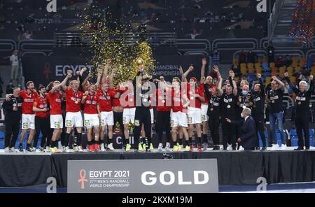 Auszeichnung der Trophäe an die dänische Handballmannschaft bei der IHF-Menâ€™-Weltmeisterschaft 27. in der Sporthalle des Kairo Stadions am 31. Januar 2021 in Kairo, Ägypten. Foto: Slavko Midzor/PIXSELL Stockfoto