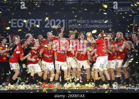 Auszeichnung der Trophäe an die dänische Handballmannschaft bei der IHF-Menâ€™-Weltmeisterschaft 27. in der Sporthalle des Kairo Stadions am 31. Januar 2021 in Kairo, Ägypten. Foto: Slavko Midzor/PIXSELL Stockfoto