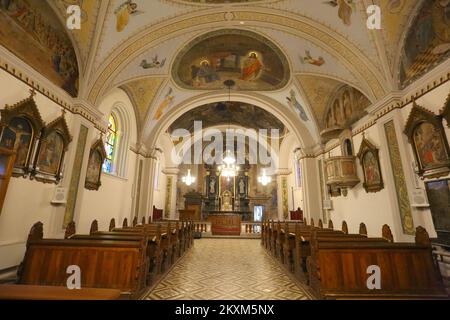 Das Foto wurde am 12. Februar 2021 aufgenommen und zeigt die beschädigte Kirche der Heiligen Dreifaltigkeit in Karlovac, Kroatien. Aufgrund der durch das Erdbeben verursachten Schäden ist die Kirche der Heiligen Dreifaltigkeit vorübergehend geschlossen und es darf keine Messe gefeiert werden. Bis der Schaden behoben ist, werden Massen im Speisesaal des Franziskanerklosters festgehalten. Foto: Kristina Stedul Fabac/PIXSELL Stockfoto