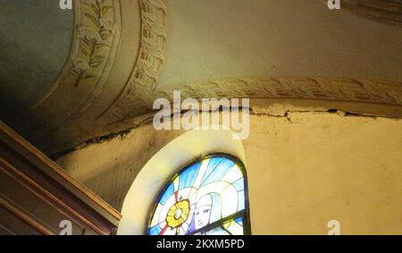 Das Foto wurde am 12. Februar 2021 aufgenommen und zeigt die beschädigte Kirche der Heiligen Dreifaltigkeit in Karlovac, Kroatien. Aufgrund der durch das Erdbeben verursachten Schäden ist die Kirche der Heiligen Dreifaltigkeit vorübergehend geschlossen und es darf keine Messe gefeiert werden. Bis der Schaden behoben ist, werden Massen im Speisesaal des Franziskanerklosters festgehalten. Foto: Kristina Stedul Fabac/PIXSELL Stockfoto