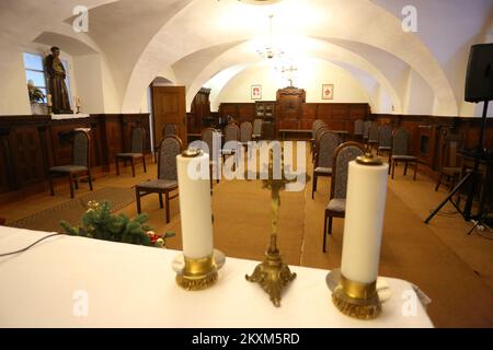 Im Speisesaal des Franziskanerklosters in Karlovac, Kroatien, finden am 12. Februar 2021 Massen statt. Aufgrund der durch das Erdbeben verursachten Schäden ist die Kirche der Heiligen Dreifaltigkeit vorübergehend geschlossen und es darf keine Masse gefeiert werden, bis der Schaden behoben ist. Foto: Kristina Stedul Fabac/PIXSELL Stockfoto