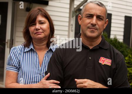 Überschwemmung Hurrikan/Tropical Storm - Howell, N. J. , 28. September 2011 Disaster Survivors Marcio Mescia und Maria Theresa Mescia nehmen an einer Pressekonferenz Teil, die von New Jersey Lieutenant Governor Kim Guadagno veranstaltet wird. Sie hören, wie Guadagno mit den Überlebenden der Katastrophe sprach, die durch den Hurrikan Irene Schäden an ihren Häusern erlitten haben. Die FEMA arbeitet eng mit den staatlichen und lokalen Regierungen zusammen, um sicherzustellen, dass Überlebende von Katastrophen die Hilfe erhalten, die sie benötigen und auf die sie rechtlich Anspruch haben. Hurrikan Irene Aus New Jersey. Fotografien zu Katastrophen- und Notfallmanagementprogrammen, Aktivitäten, Stockfoto