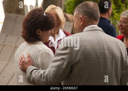 Flutkatastrophe Hurricane/Tropical Storm - Howell, N. J. , 28. September 2011 FEMA Federal Coordinating Officer (FCO) Bill Vogel tröstet Katastrophenüberlebende Madeline Nuvello auf einer Pressekonferenz in Howell. Die Konferenz wurde von New Jersey Lieutenant Governor Kim Guadagno veranstaltet, um mit Überlebenden von Katastrophen zu sprechen, die durch die Überschwemmung des Hurrikans Irene am 28. August 2011 Schäden an ihren Häusern erlitten haben. Die FEMA arbeitet eng mit den staatlichen und lokalen Regierungen zusammen, um sicherzustellen, dass Überlebende von Katastrophen die Hilfe erhalten, die sie benötigen und auf die sie rechtlich Anspruch haben. Hurrikan Irene Aus New Jersey. Stockfoto