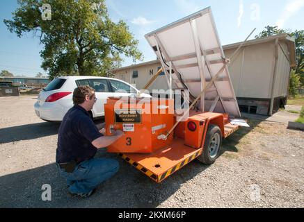 011092811 die FEMA setzt Funksender ein, um Landbewohner zu warnen. Texanische Waldbrände. Fotos zu Katastrophen- und Notfallmanagementprogrammen, Aktivitäten und Beamten Stockfoto