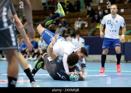ZAGREB, KROATIEN - FEBRUAR 14: Theo Monar von HBC Nantes und Nemanja Obradovic von HC PPD Zagreb während des EHF Champions League-Spiels der Gruppe B zwischen HC PPD Zagreb und HBC Nantes in der Sutinska Vrela Sports Hall am 14. Februar 2021 in Zagreb, Kroatien. Foto: Marko Prpic/PIXSELL Stockfoto