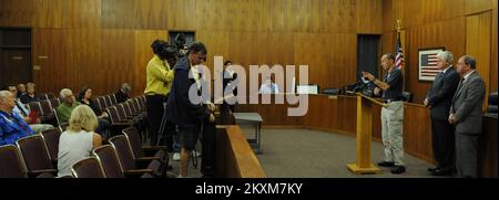 Hurrikan/Tropensturm - Bristol, Verb , 28. September 2011 FEMA Federal Coordinating Officer Stephen M. De Blasio, Sr , Left, spricht auf einer Pressekonferenz, die Einwohner ermutigt, sich bei der FEMA zu registrieren, falls sie vom Tropensturm betroffen waren Irene DeBlasio wurde von Bürgermeister Arthur ward, Right und Kongressabgeordneter John Larson begleitet. Bristol, CT, 28. September 2011 – FEMA Federal Coordinating Officer Steve DeBlasio, Podium, spricht auf einer Pressekonferenz, die Einwohner dazu ermutigt, sich bei der FEMA anzumelden, wenn sie vom Tropensturm Irene betroffen sind. Zu DeBlasio kam Bürgermeister Arthur ward Stockfoto