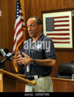 Hurrikan/Tropensturm - Bristol, Verb , 28. September 2011 FEMA Federal Coordinating Officer Stephen M. De Blasio, Sr , Spricht auf einer Pressekonferenz, die Einwohner dazu ermutigt, sich bei der FEMA zu registrieren, wenn sie vom Tropensturm Irene betroffen waren. Zu DeBlasio kamen Bürgermeister Arthur ward und Kongressabgeordneter John Larson. Bristol, CT, 28. September 2011--FEMA Federal Coordinating Officer Steve DeBlasio spricht auf einer Pressekonferenz, die Einwohner dazu ermutigt, sich bei der FEMA anzumelden, wenn sie vom Tropensturm Irene betroffen sind. Zu DeBlasio kamen Bürgermeister Arthur ward und Kongressabgeordneter John Larso Stockfoto