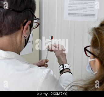 Die Coronavirus-Impfung begann, nachdem Serbien Pfizer / BioNTech-Impfstoffe an Nordmazedonien gespendet hatte. In Skopje, Nordmazedonien am 17. Februar 2021. Foto: Str-1234/HaloPix/PIXSELL Stockfoto