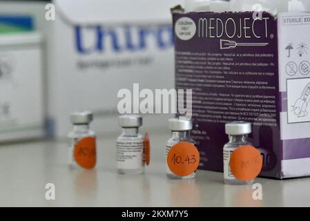 Die Coronavirus-Impfung begann, nachdem Serbien Pfizer / BioNTech-Impfstoffe an Nordmazedonien gespendet hatte. In Skopje, Nordmazedonien am 17. Februar 2021. Foto: Str-1234/HaloPix/PIXSELL Stockfoto