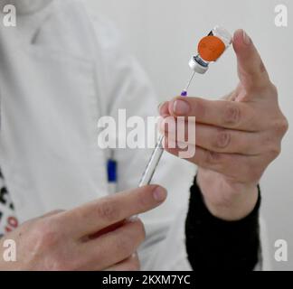 Die Coronavirus-Impfung begann, nachdem Serbien Pfizer / BioNTech-Impfstoffe an Nordmazedonien gespendet hatte. In Skopje, Nordmazedonien am 17. Februar 2021. Foto: Str-1234/HaloPix/PIXSELL Stockfoto