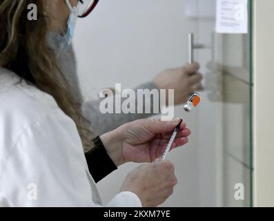 Die Coronavirus-Impfung begann, nachdem Serbien Pfizer / BioNTech-Impfstoffe an Nordmazedonien gespendet hatte. In Skopje, Nordmazedonien am 17. Februar 2021. Foto: Str-1234/HaloPix/PIXSELL Stockfoto