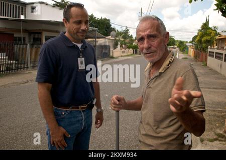 Überschwemmung Hurrikan/Tropischer Sturm Schlammlawine/Erdrutsche schwerer Sturm - Coamo, Puerto Rico, 30. September 2011 Ein Katastrophenüberlebender spricht mit Nixon Mercado, FEMA Community Relations Specialist, über die Schäden, die Hurrikan Irene in seinem Haus erlitten hat. Die Community Relations Teams kehren in die betroffenen Gebiete zurück, um sicherzustellen, dass die Überlebenden über die Informationen verfügen, die sie benötigen, um Katastrophenhilfe zu beantragen. Puerto Rico Hurrikan Irene. Fotos zu Katastrophen- und Notfallmanagementprogrammen, Aktivitäten und Beamten Stockfoto