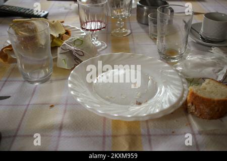 Reste vom Mittagessen liegen noch auf dem Tisch Stockfoto