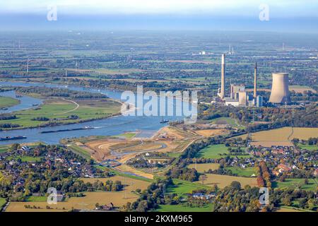 Luftaufnahme, Renaturierung der Emscher-Mündung, Flutlandschaft am Rhein, im Hintergrund das stillgelegte Kohlekraftwerk Voerde Stockfoto