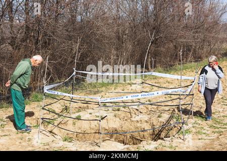 Der pensionierte Polizist Velimir Coso fotografierte am 26. Februar 2021 neben einem Loch, das in seinem Feld im Dorf Islam Grcki bei Benkovac in Zadar County, Kroatien, hergestellt wurde. Foto: Marko Dimic/PIXSELL Stockfoto