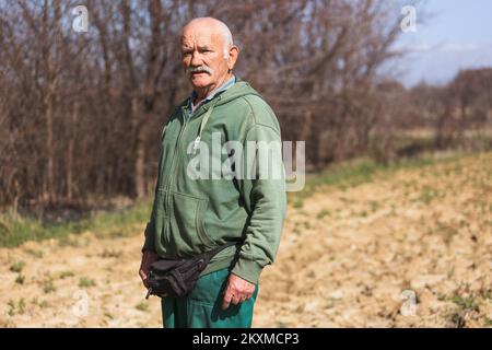 Der pensionierte Polizist Velimir Coso fotografierte am 26. Februar 2021 neben einem Loch, das in seinem Feld im Dorf Islam Grcki bei Benkovac in Zadar County, Kroatien, hergestellt wurde. Foto: Marko Dimic/PIXSELL Stockfoto