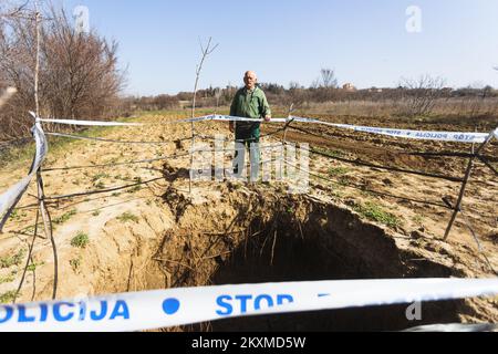 Der pensionierte Polizist Velimir Coso fotografierte am 26. Februar 2021 neben einem Loch, das in seinem Feld im Dorf Islam Grcki bei Benkovac in Zadar County, Kroatien, hergestellt wurde. Foto: Marko Dimic/PIXSELL Stockfoto