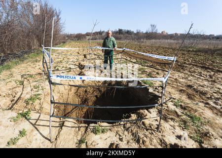 Der pensionierte Polizist Velimir Coso fotografierte am 26. Februar 2021 neben einem Loch, das in seinem Feld im Dorf Islam Grcki bei Benkovac in Zadar County, Kroatien, hergestellt wurde. Foto: Marko Dimic/PIXSELL Stockfoto