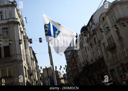 Zahlreiche Flaggen anlässlich des Unabhängigkeitstages von Bosnien und Herzegowina wurden am 1. März 2021 in den Zentren der Stadt Sarajewo, Bosnien und Herzegowina, geschmückt. Der Unabhängigkeitstag ist ein Nationalfeiertag, der jedes Jahr am 1.. März gefeiert wird, und er feiert die Unabhängigkeit von Bosnien und Herzegowina von der Sozialistischen Bundesrepublik Jugoslawien. Foto: Armin Durgut/PIXSELL Stockfoto