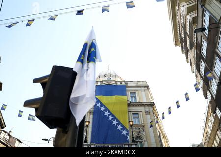 Zahlreiche Flaggen anlässlich des Unabhängigkeitstages von Bosnien und Herzegowina wurden am 1. März 2021 in den Zentren der Stadt Sarajewo, Bosnien und Herzegowina, geschmückt. Der Unabhängigkeitstag ist ein Nationalfeiertag, der jedes Jahr am 1.. März gefeiert wird, und er feiert die Unabhängigkeit von Bosnien und Herzegowina von der Sozialistischen Bundesrepublik Jugoslawien. Foto: Armin Durgut/PIXSELL Stockfoto