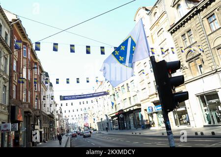 Zahlreiche Flaggen anlässlich des Unabhängigkeitstages von Bosnien und Herzegowina wurden am 1. März 2021 in den Zentren der Stadt Sarajewo, Bosnien und Herzegowina, geschmückt. Der Unabhängigkeitstag ist ein Nationalfeiertag, der jedes Jahr am 1.. März gefeiert wird, und er feiert die Unabhängigkeit von Bosnien und Herzegowina von der Sozialistischen Bundesrepublik Jugoslawien. Foto: Armin Durgut/PIXSELL Stockfoto