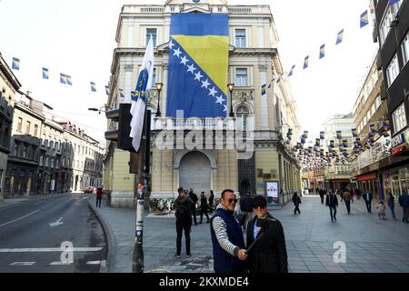 Zahlreiche Flaggen anlässlich des Unabhängigkeitstages von Bosnien und Herzegowina wurden am 1. März 2021 in den Zentren der Stadt Sarajewo, Bosnien und Herzegowina, geschmückt. Der Unabhängigkeitstag ist ein Nationalfeiertag, der jedes Jahr am 1.. März gefeiert wird, und er feiert die Unabhängigkeit von Bosnien und Herzegowina von der Sozialistischen Bundesrepublik Jugoslawien. Foto: Armin Durgut/PIXSELL Stockfoto