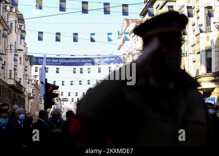 Zahlreiche Flaggen anlässlich des Unabhängigkeitstages von Bosnien und Herzegowina wurden am 1. März 2021 in den Zentren der Stadt Sarajewo, Bosnien und Herzegowina, geschmückt. Der Unabhängigkeitstag ist ein Nationalfeiertag, der jedes Jahr am 1.. März gefeiert wird, und er feiert die Unabhängigkeit von Bosnien und Herzegowina von der Sozialistischen Bundesrepublik Jugoslawien. Foto: Armin Durgut/PIXSELL Stockfoto