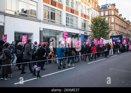 Nationale UCU-Demonstration 30/11/2022. Studenten marschieren die Tottenham Court Road im Zentrum von London entlang, um fairere Bezahlung und Arbeitnehmerrechte für das Personal zu fordern. Stockfoto