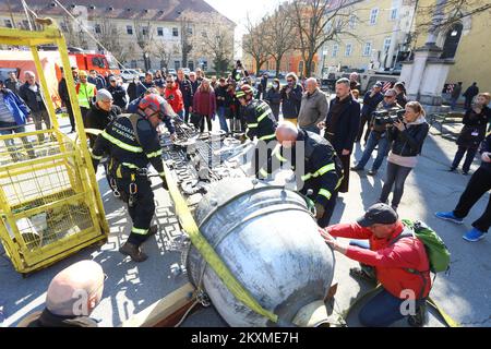 Entfernung von vergoldetem Querbarometer und Äpfeln aus der Kirche der Heiligen Dreifaltigkeit in Karlovac, Kroatien, am 2. März 2021. Aufgrund der Schäden nach dem Erdbeben wurden das Querbarometer und ein Apfel mit einem Gewicht von etwa 400 Kilogramm vom Glockenturm der ältesten Kirche in Karlovac entfernt. Die Krise ist 230 Jahre alt, und Feuerwehrleute haben sich mit Hilfe eines 60-Tonnen-Krans an der Überwindung der Krise beteiligt. Nur einige österreichisch-ungarische Städte hatten ein Kreuzbarometer, und Karlovac war bis heute unter ihnen. Foto: Kristina Stedul Fabac/PIXSELL Stockfoto