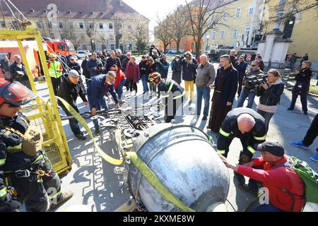 Entfernung von vergoldetem Querbarometer und Äpfeln aus der Kirche der Heiligen Dreifaltigkeit in Karlovac, Kroatien, am 2. März 2021. Aufgrund der Schäden nach dem Erdbeben wurden das Querbarometer und ein Apfel mit einem Gewicht von etwa 400 Kilogramm vom Glockenturm der ältesten Kirche in Karlovac entfernt. Die Krise ist 230 Jahre alt, und Feuerwehrleute haben sich mit Hilfe eines 60-Tonnen-Krans an der Überwindung der Krise beteiligt. Nur einige österreichisch-ungarische Städte hatten ein Kreuzbarometer, und Karlovac war bis heute unter ihnen. Foto: Kristina Stedul Fabac/PIXSELL Stockfoto