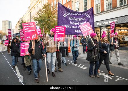 Nationale UCU-Demonstration 30/11/2022. Studenten marschieren die Tottenham Court Road im Zentrum von London entlang, um fairere Bezahlung und Arbeitnehmerrechte für das Personal zu fordern. Stockfoto