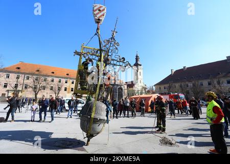 Entfernung von vergoldetem Querbarometer und Äpfeln aus der Kirche der Heiligen Dreifaltigkeit in Karlovac, Kroatien, am 2. März 2021. Aufgrund der Schäden nach dem Erdbeben wurden das Querbarometer und ein Apfel mit einem Gewicht von etwa 400 Kilogramm vom Glockenturm der ältesten Kirche in Karlovac entfernt. Die Krise ist 230 Jahre alt, und Feuerwehrleute haben sich mit Hilfe eines 60-Tonnen-Krans an der Überwindung der Krise beteiligt. Nur einige österreichisch-ungarische Städte hatten ein Kreuzbarometer, und Karlovac war bis heute unter ihnen. Foto: Kristina Stedul Fabac/PIXSELL Stockfoto