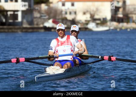 Die kroatischen Ruderer Martin und Valent Sinkovic bereiten sich auf die Wettbewerbe vor, die sie am 04. März 2021 in Zaton bei Sibenik., in Zaton, Kroatien, erwarten. Foto: Hrvoje Jelavic/PIXSELL Stockfoto