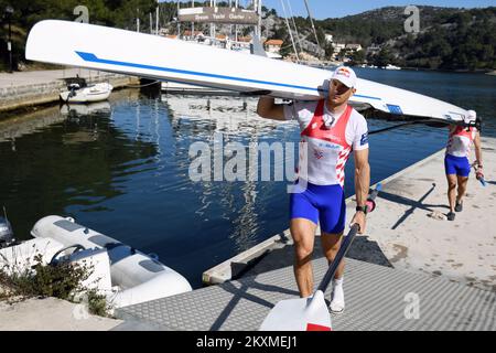 Die kroatischen Ruderer Martin und Valent Sinkovic bereiten sich auf die Wettbewerbe vor, die sie am 04. März 2021 in Zaton bei Sibenik., in Zaton, Kroatien, erwarten. Foto: Hrvoje Jelavic/PIXSELL Stockfoto